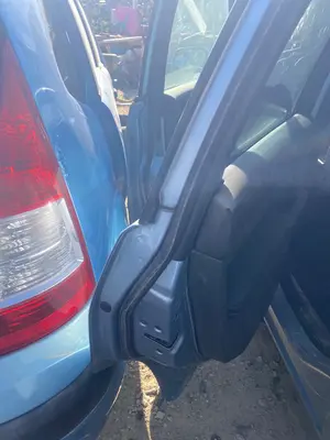 Foto de GOMAS CONTORNO PUERTA FORD FOCUS C-MAX (CAP)(2003) 1.6 TDCi CAT (109 CV / 80 KW)