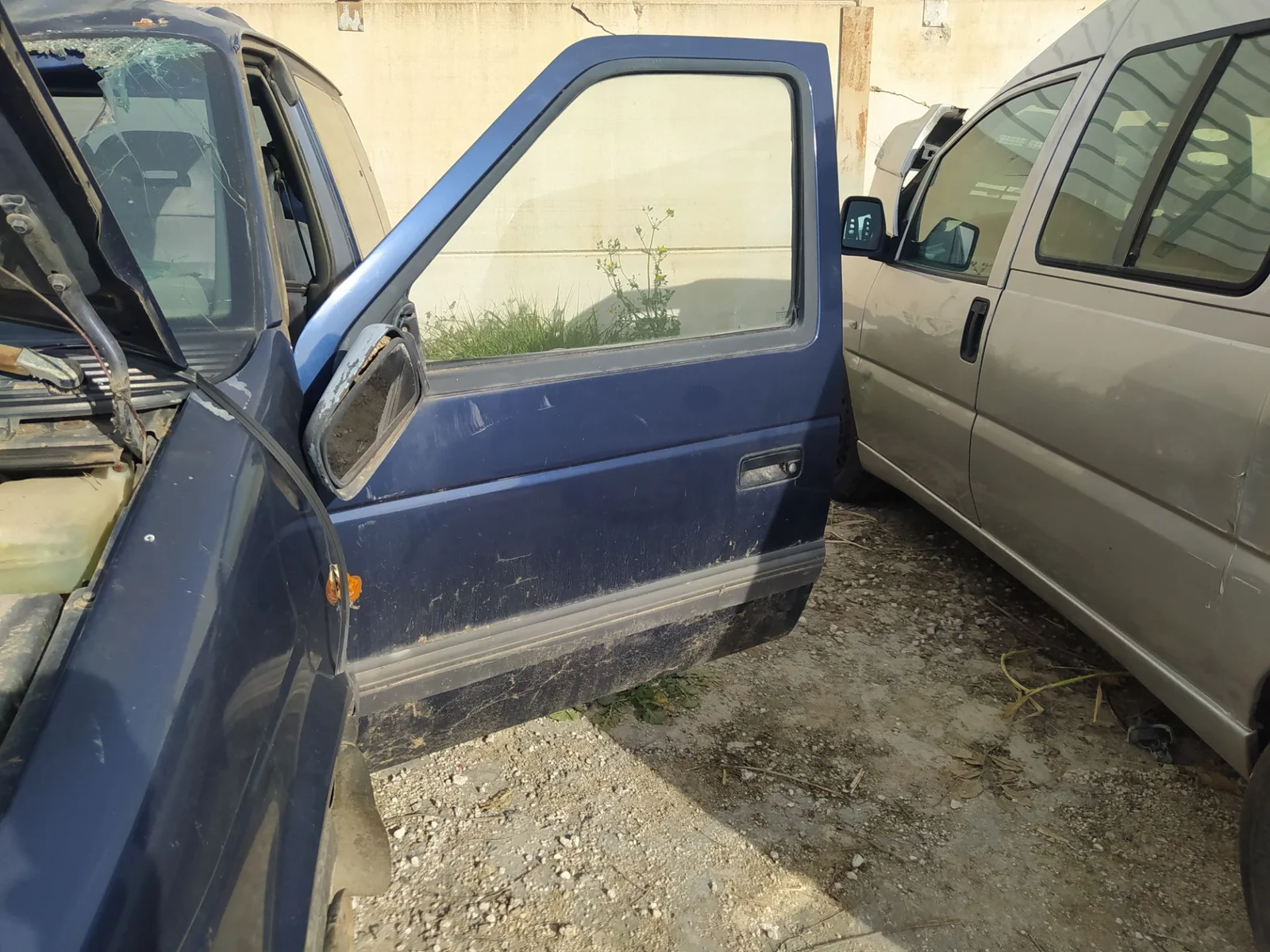 Foto de PUERTA DELANTERA IZQUIERDA CHRYSLER VOYAGER GS 2.5 Turbodiesel (116 CV / 85 KW)
