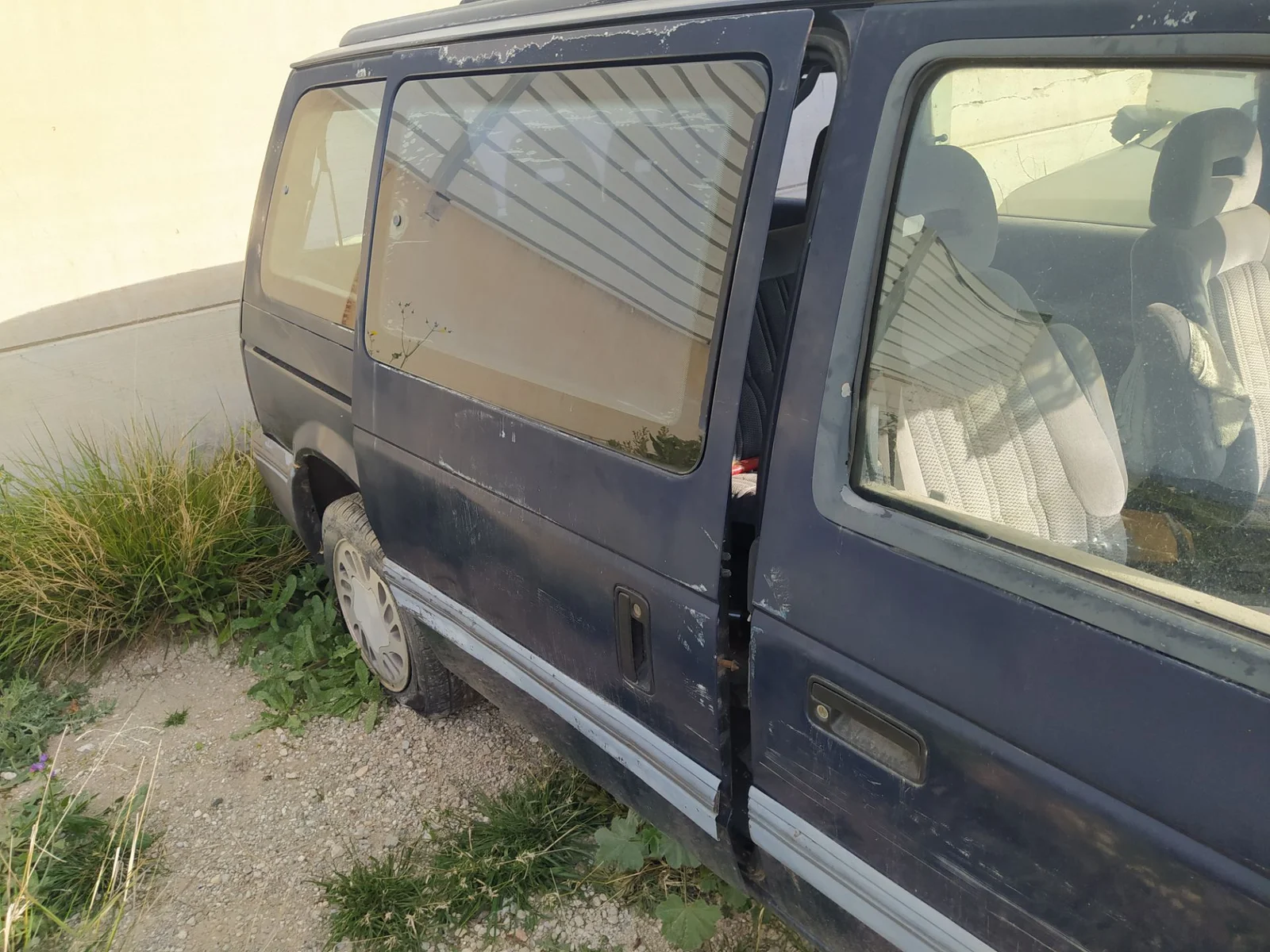 Foto de PUERTA TRASERA DERECHA CHRYSLER VOYAGER GS 2.5 Turbodiesel (116 CV / 85 KW)