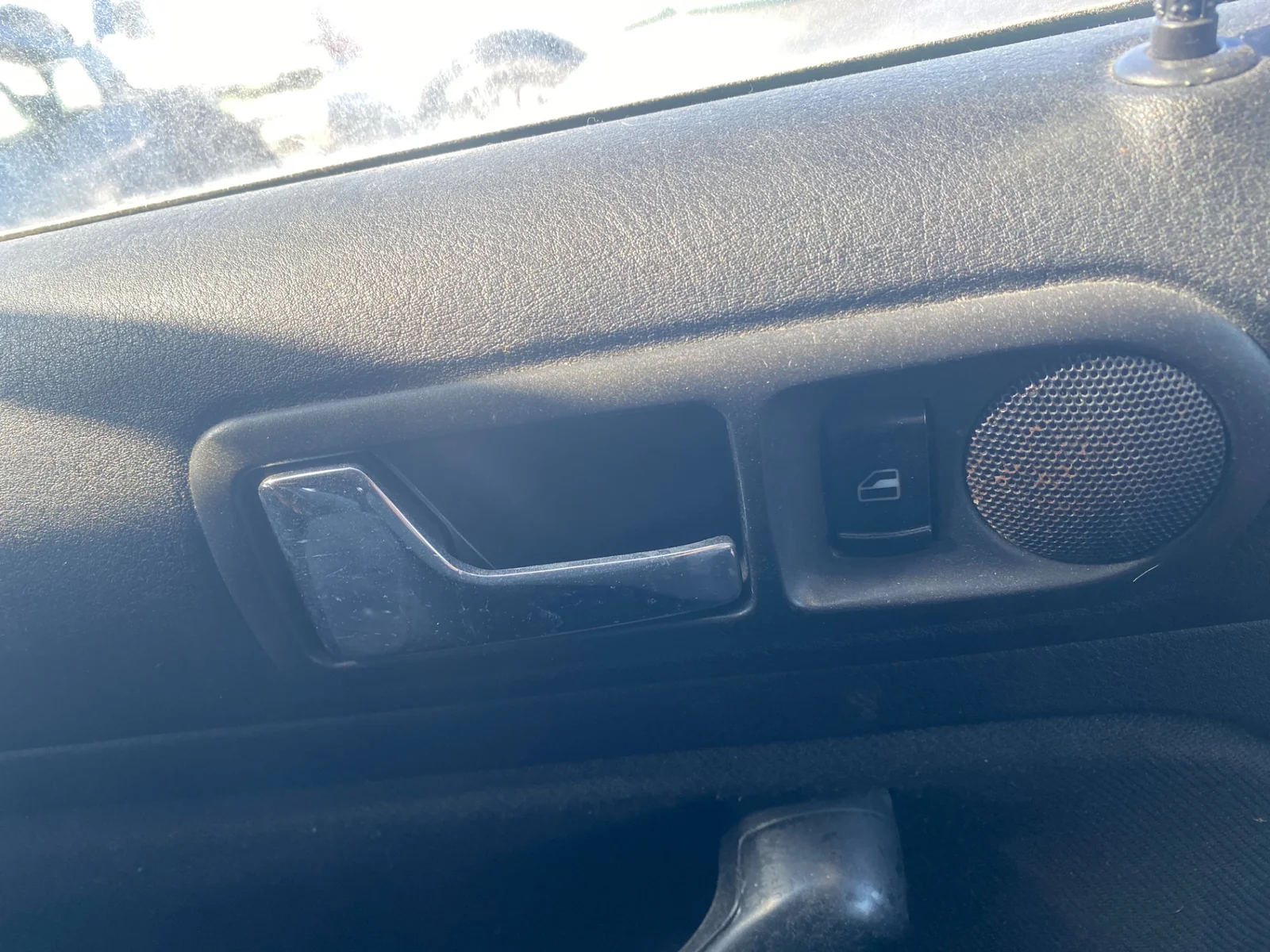 Foto de MANETA INTERIOR TRASERA IZQUIERDA VOLKSWAGEN GOLF IV BERLINA (1J1)(10.1997) 1.9 TDI (110 CV / 81 KW)