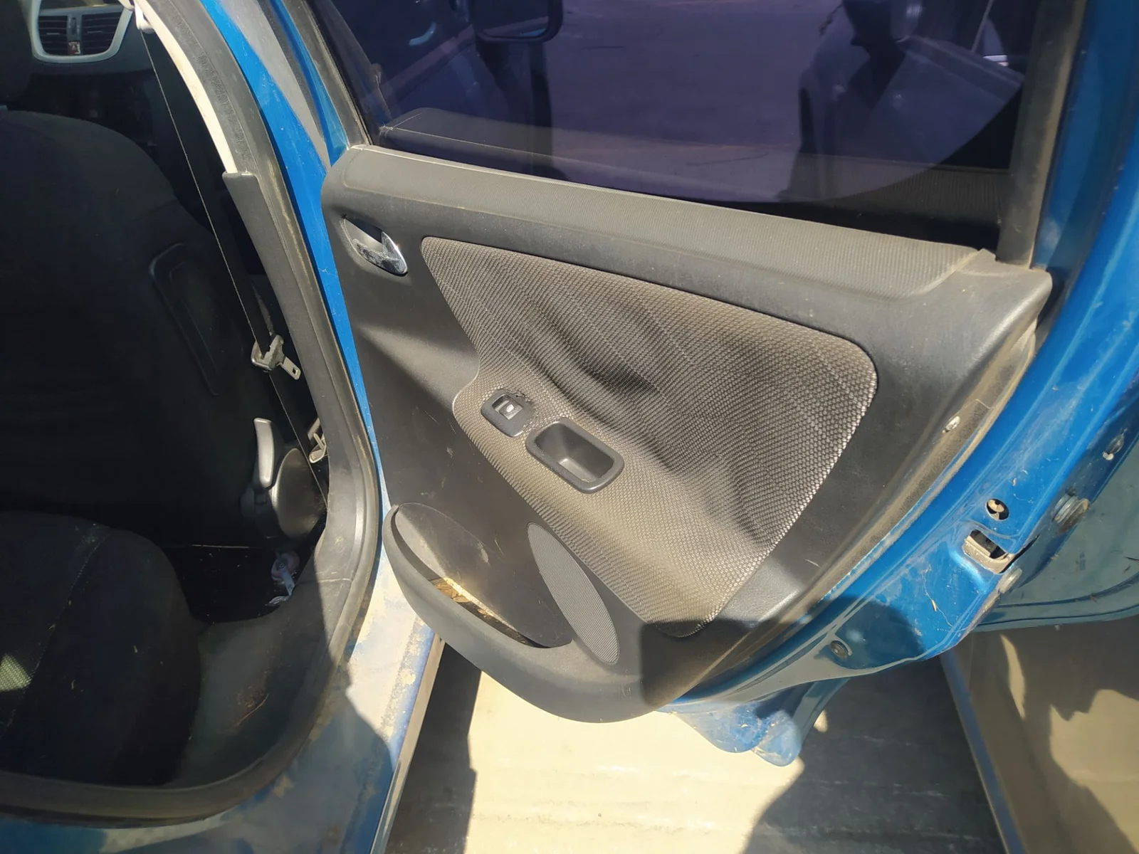 Foto de GUARNECIDO PUERTA TRASERA DERECHA PEUGEOT 207 1.6 16V CAT (109 CV / 80 KW) referencia 9333ZY