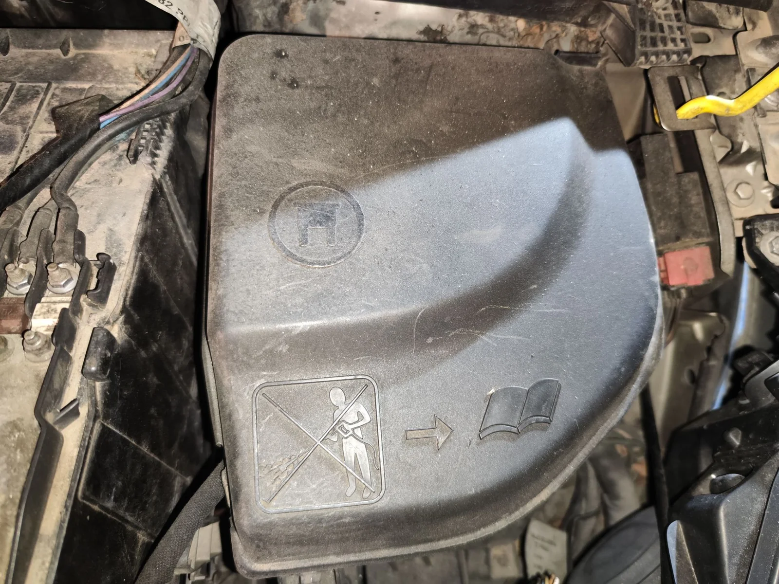 Foto de CAJA RELES / FUSIBLES PEUGEOT 308 SW 1.6 HDi FAP CAT (9HZ / DV6TED4) (109 CV / 80 KW) referencia 9806687880