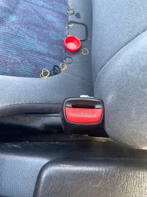 Foto de ENGANCHE CINTURON DELANTERO DERECHO NISSAN ALMERA (N15) 2.0 Diesel (75 CV / 55 KW)