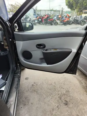 Foto de GUARNECIDO PUERTA DELANTERA DERECHA RENAULT CLIO III 1.2 16V (75 CV / 55 KW)
