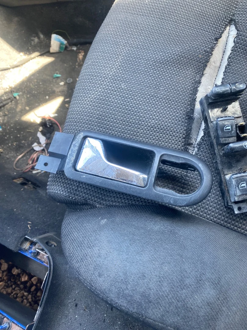 Foto de MANETA INTERIOR DELANTERA IZQUIERDA VOLKSWAGEN GOLF IV BERLINA (1J1)(10.1997) 1.9 TDI (110 CV / 81 KW)