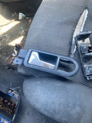 Foto de MANETA INTERIOR DELANTERA IZQUIERDA VOLKSWAGEN GOLF IV BERLINA (1J1)(10.1997) 1.9 TDI (110 CV / 81 KW)