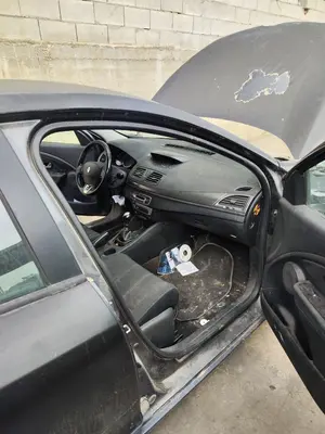 Foto de GOMAS CONTORNO PUERTA RENAULT MEGANE III BERLINA 5P 1.5 dCi Diesel FAP (110 CV / 81 KW)