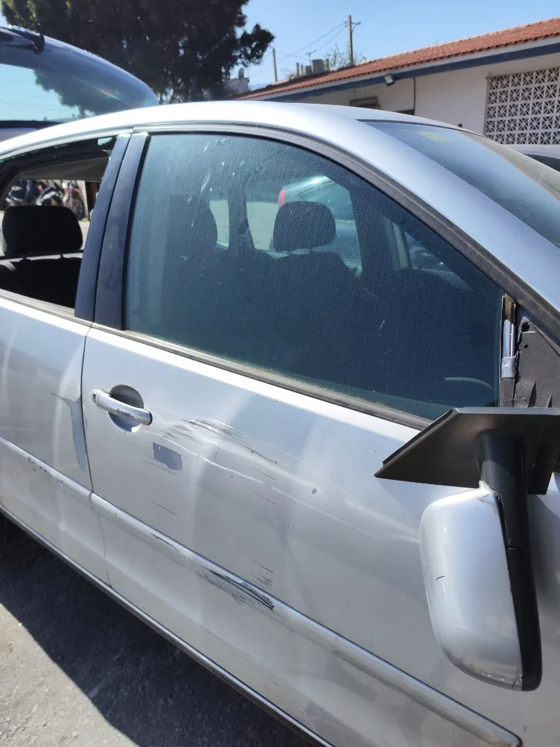 Foto de LUNA DELANTERA DERECHA VOLKSWAGEN POLO IV (9N1) 1.4 16V (75 CV / 55 KW) referencia 6Q4845202C