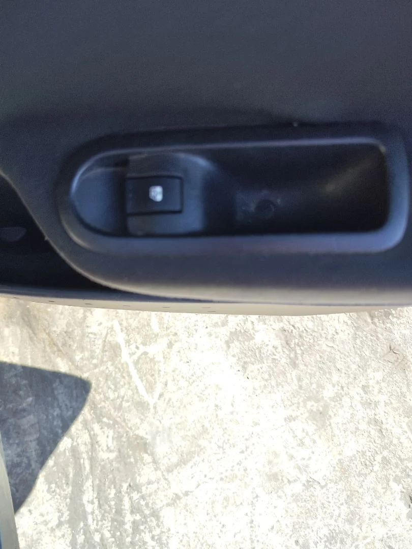 Foto de MANDO ELEVALUNAS TRASERO DERECHO RENAULT MEGANE II BERLINA 5P 1.5 dCi Diesel (101 CV / 74 KW)