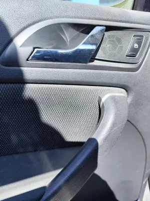 Foto de MANETA INTERIOR TRASERA IZQUIERDA SKODA YETI (5L)(2009) 2.0 TDI (110 CV / 81 KW) referencia 1Z0839221D 9B9