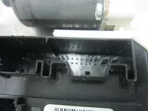 Foto de MOTOR ELEVALUNAS DELANTERO DERECHO AUDI A3 (8P1) 1.9 TDI (105 CV / 77 KW) referencia 8P0959802H foto 4