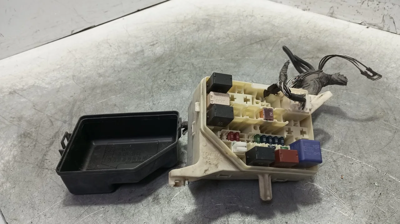 Foto de CAJA RELES / FUSIBLES TOYOTA YARIS (NCP1/NLP1/SCP1) referencia UK1559902-36