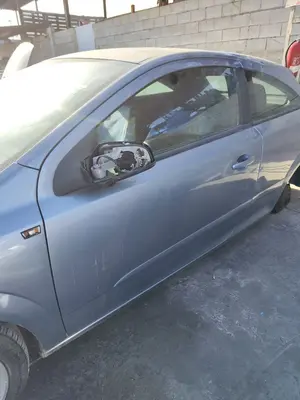 Foto de PUERTA DELANTERA IZQUIERDA OPEL ASTRA H GTC 1.7 16V CDTI (101 CV / 74 KW) foto 2