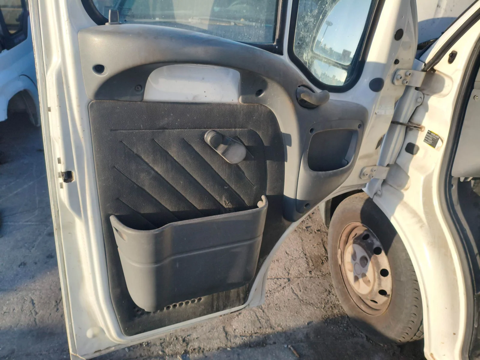 Foto de GUARNECIDO PUERTA DELANTERA IZQUIERDA PEUGEOT BOXER (330/350) FURGÓN GRAN VOLUMEN BAT.3700MM 2.8 HDI (128 CV / 94 KW) referencia 9331CJ