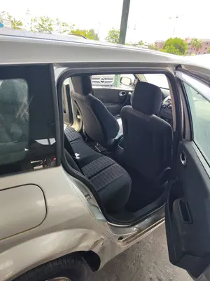 Foto de GOMAS CONTORNO PUERTA RENAULT MEGANE II GRANDTOUR 1.5 dCi Diesel CAT (86 CV / 63 KW)