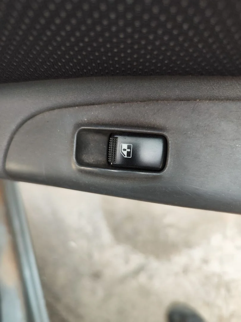 Foto de MANDO ELEVALUNAS TRASERO DERECHO KIA RIO (JB) 1.5 CRDi (110 CV / 81 KW)