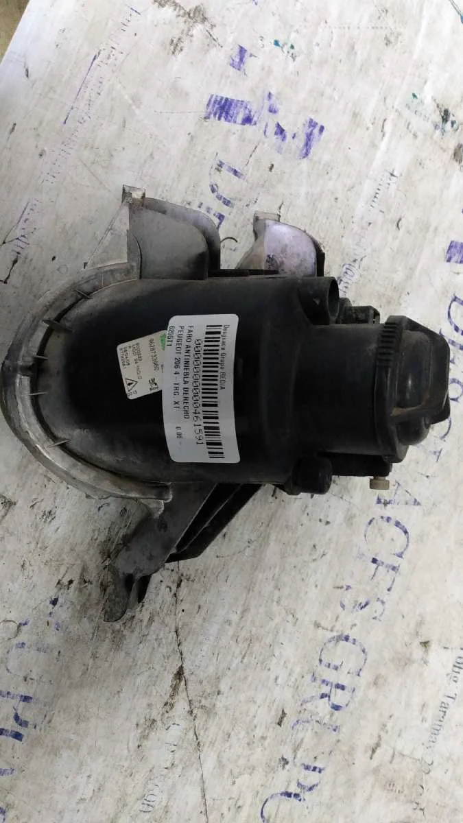 Foto de FARO ANTINIEBLA DERECHO PEUGEOT 206 BERLINA 4-PT. 1.6 16V CAT (109 CV / 80 KW) referencia 6205T1