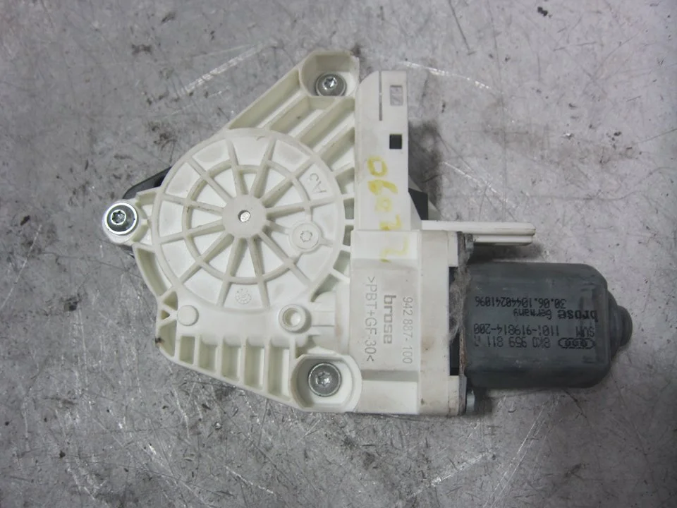 Foto de MOTOR ELEVALUNAS TRASERO DERECHO PORSCHE CAYENNE (TIPO 92A) 4.8 V8 CAT (400 CV / 294 KW) referencia 8K0959811A