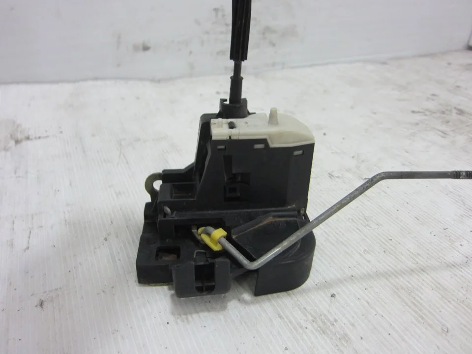 Foto de CERRADURA PUERTA DELANTERA IZQUIERDA RENAULT CLIO II FASE I (B/CB0) 1.2 (75 CV / 55 KW)
