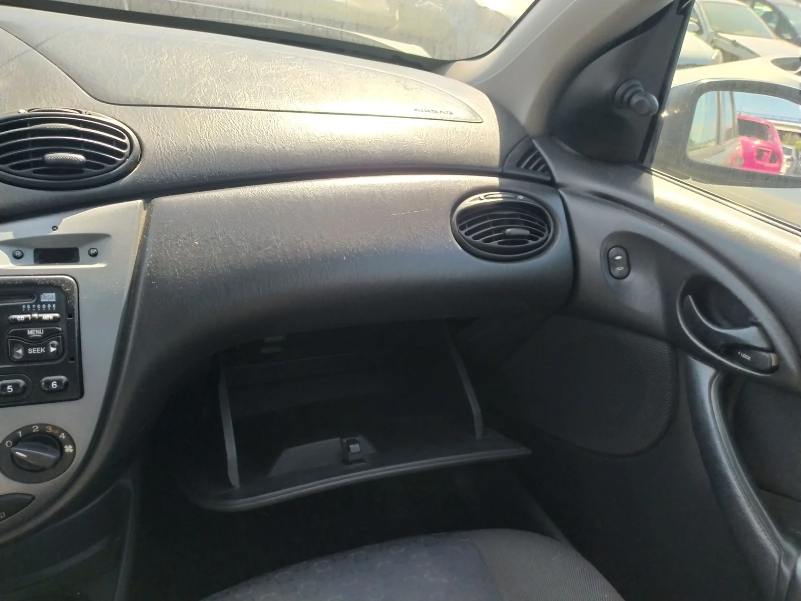Foto de GUANTERA FORD FOCUS BERLINA (CAK) 1.8 TDCi CAT (101 CV / 74 KW)