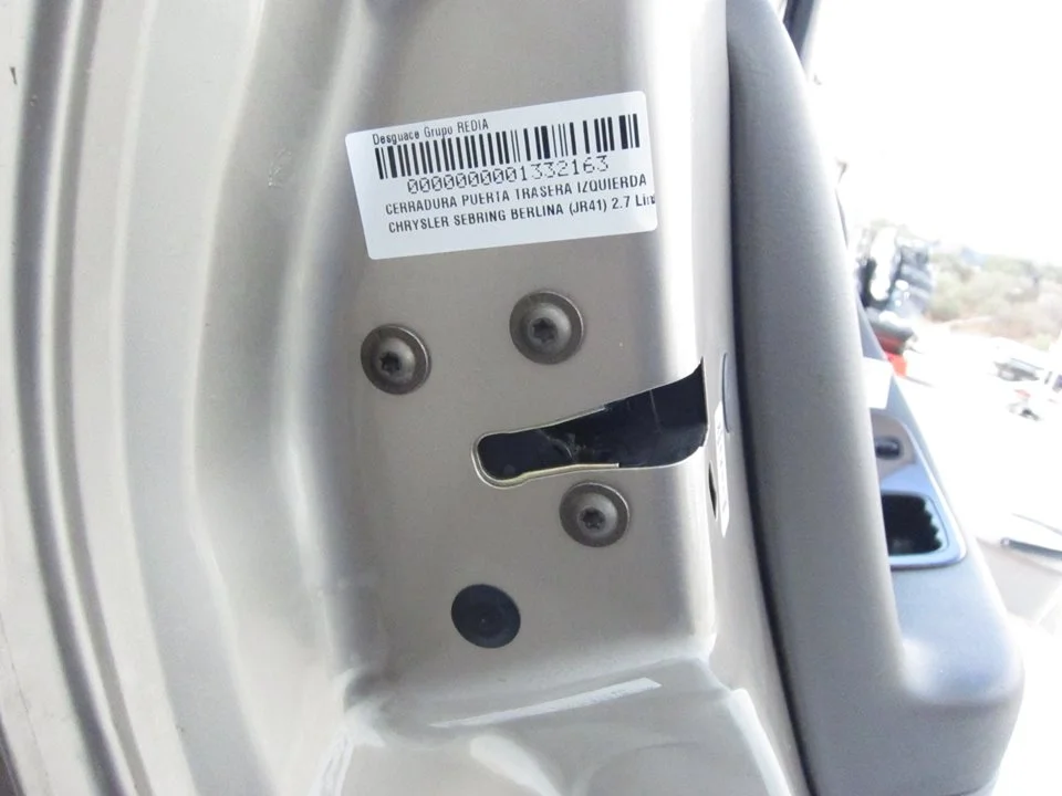 Foto de CERRADURA PUERTA TRASERA IZQUIERDA CHRYSLER SEBRING JR 41 BERLINA 2.7 CAT (203 CV / 149 KW)