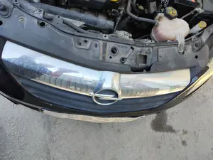 Foto de REJILLA DELANTERA OPEL CORSA D 1.2 16V CAT (Z 12 XEP / LB4) (80 CV / 59 KW) foto 2