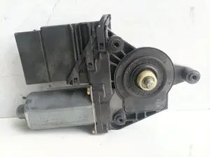 Foto de MOTOR ELEVALUNAS TRASERO IZQUIERDO VOLKSWAGEN PASSAT BERLINA (3B2) 1.9 TDI (110 CV / 81 KW) referencia 0130821697 foto 3