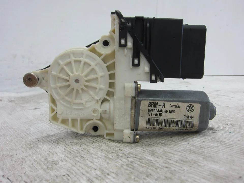 Foto de MOTOR ELEVALUNAS TRASERO IZQUIERDO VOLKSWAGEN GOLF IV BERLINA (1J1)(10.1997) 1.6 (101 CV / 74 KW) referencia 1J4959811C
