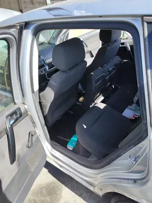 Foto de GOMAS CONTORNO PUERTA VOLKSWAGEN POLO IV (9N1) 1.4 16V (75 CV / 55 KW)