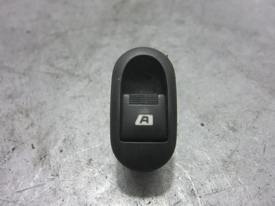 Foto de MANDO ELEVALUNAS DELANTERO DERECHO CITROEN C3 1.4 HDi (68 CV / 50 KW) referencia 96401469XT