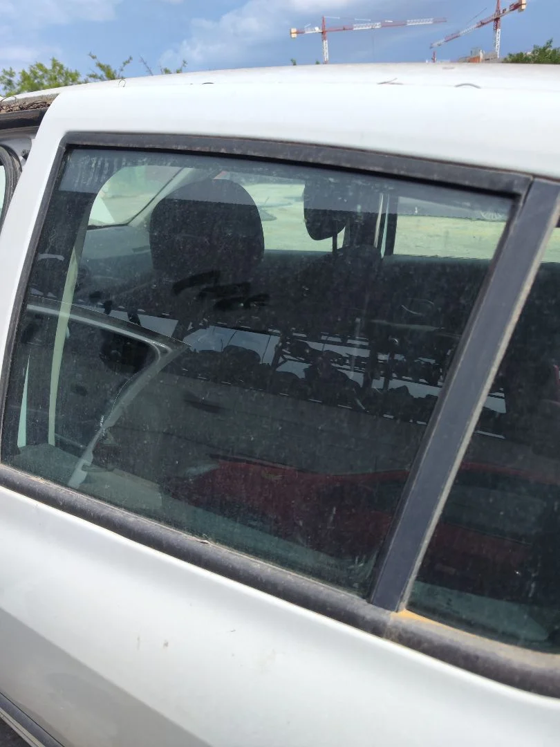 Foto de LUNA TRASERA IZQUIERDA RENAULT CLIO III 1.2 16V (75 CV / 55 KW)