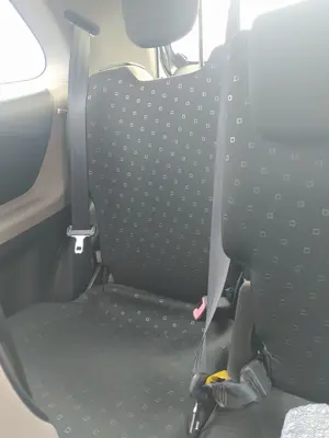 Foto de ASIENTO TRASERO MEDIO TOYOTA YARIS (KSP9/SCP9/NLP9) 1.4 Turbodiesel CAT (90 CV / 66 KW)