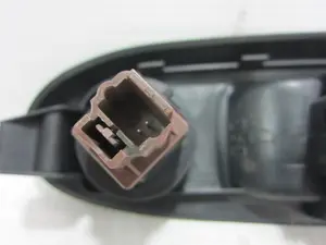 Foto de MANDO ELEVALUNAS DELANTERO DERECHO RENAULT CLIO II FASE I (B/CB0) 1.2 (75 CV / 55 KW) referencia 8200084005 foto 5