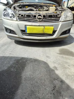 Foto de PARAGOLPES DELANTERO OPEL ASTRA H BERLINA 1.7 16V CDTI (110 CV / 81 KW)