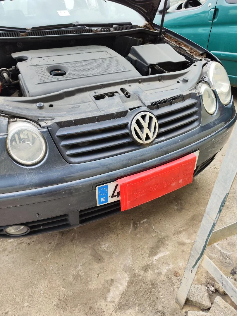 Foto de REJILLA DELANTERA VOLKSWAGEN POLO IV (9N1) 1.4 16V (75 CV / 55 KW)