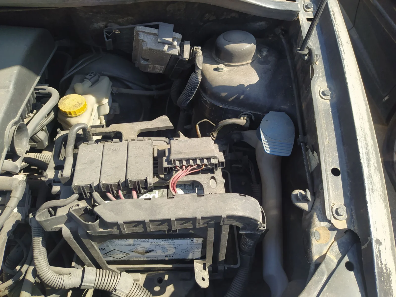 Foto de CAJA RELES / FUSIBLES VOLKSWAGEN FOX (5Z1)(04.2005) 1.4 (75 CV / 55 KW)