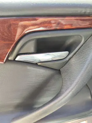 Foto de MANETA INTERIOR TRASERA IZQUIERDA MERCEDES-BENZ CLASE E (BM 210) BERLINA 2.2 CDI CAT (143 CV / 105 KW) referencia A2107660164 9B51