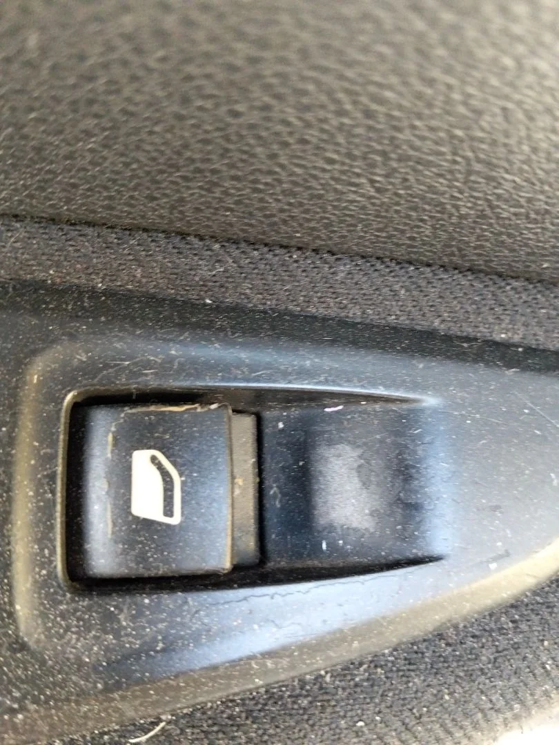 Foto de MANDO ELEVALUNAS TRASERO DERECHO PEUGEOT 308 SW 1.6 HDi FAP CAT (9HZ / DV6TED4) (109 CV / 80 KW)