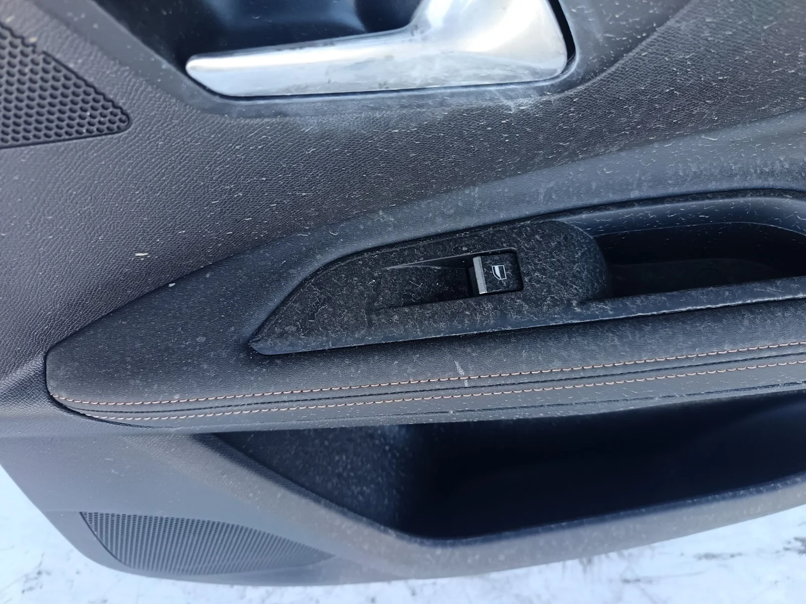 Foto de MANDO ELEVALUNAS TRASERO DERECHO PEUGEOT 3008 1.5 Blue-HDI FAP (131 CV / 96 KW)