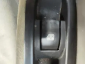 Foto de MANDO ELEVALUNAS TRASERO IZQUIERDO RENAULT SCENIC II (JM) 1.9 dCi Diesel (120 CV / 88 KW)
