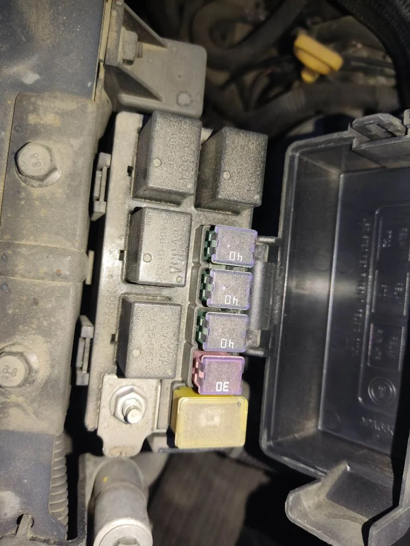 Foto de CAJA RELES / FUSIBLES CHEVROLET CAPTIVA 2.0 Diesel CAT (150 CV / 110 KW) referencia 96627220