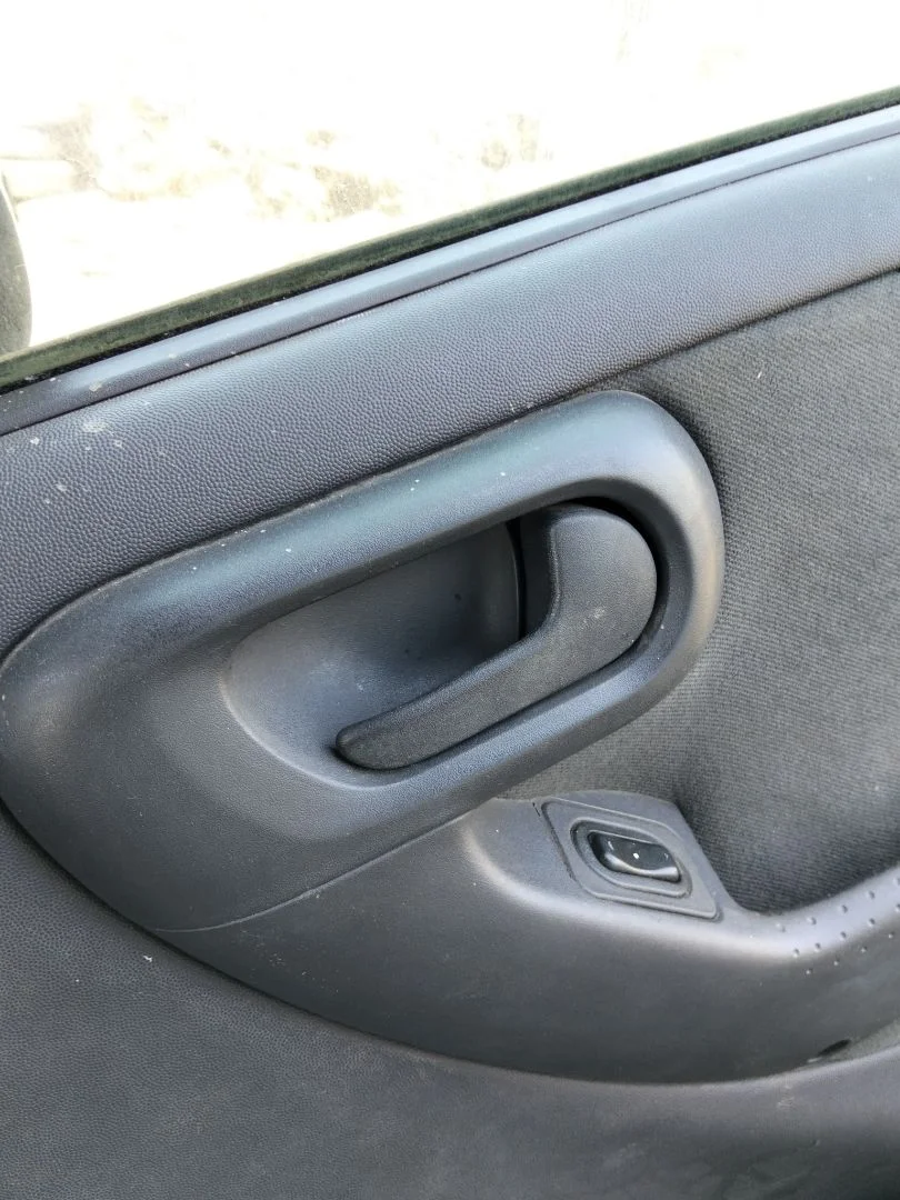 Foto de MANETA INTERIOR DELANTERA DERECHA OPEL CORSA C 1.2 16V CAT (Z 12 XE / LW4) (75 CV / 55 KW)