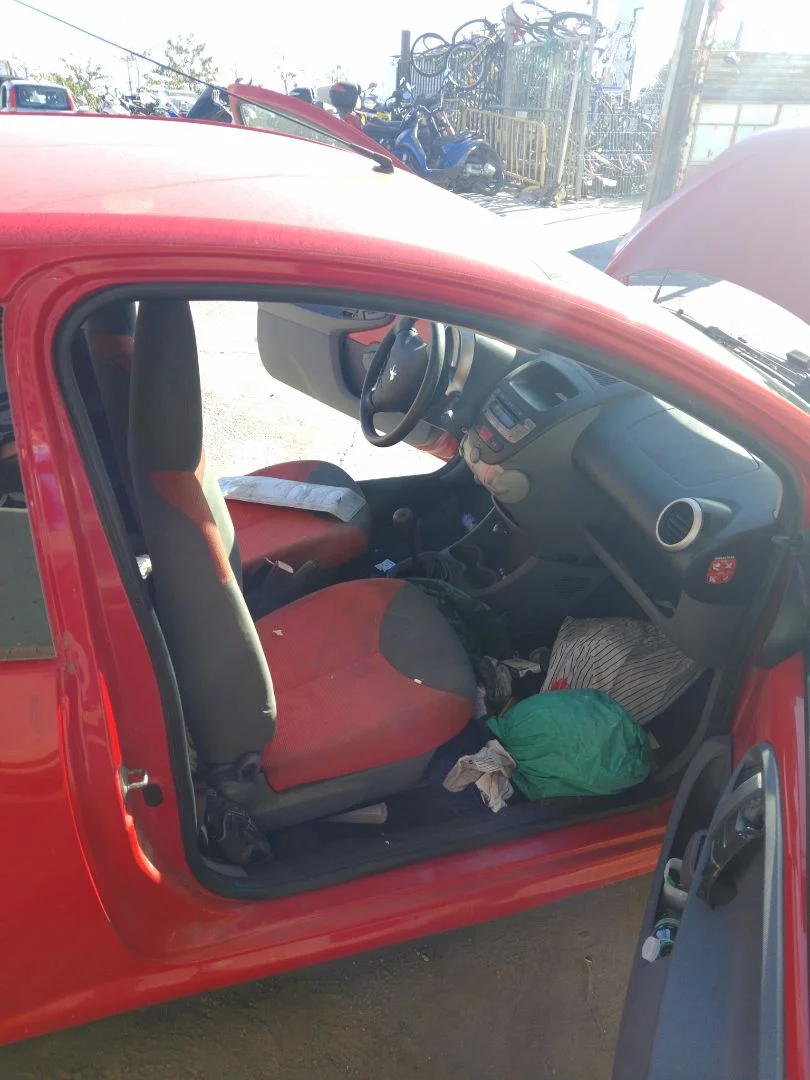 Foto de GOMAS CONTORNO PUERTA PEUGEOT 107 1.0 CAT (384F) (68 CV / 50 KW)