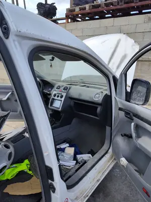 Foto de GOMAS CONTORNO PUERTA VOLKSWAGEN CADDY (2K)(02.2004) 1.9 TDI (BSU) (75 CV / 55 KW)