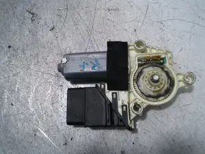 Foto de MOTOR ELEVALUNAS TRASERO DERECHO SKODA OCTAVIA COMBI (1Z5) 1.9 TDI (105 CV / 77 KW) referencia 996644100 foto 4