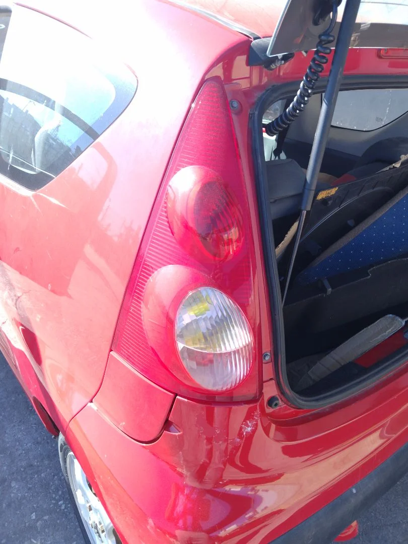 Foto de PILOTO TRASERO IZQUIERDO PEUGEOT 107 1.0 CAT (384F) (68 CV / 50 KW)