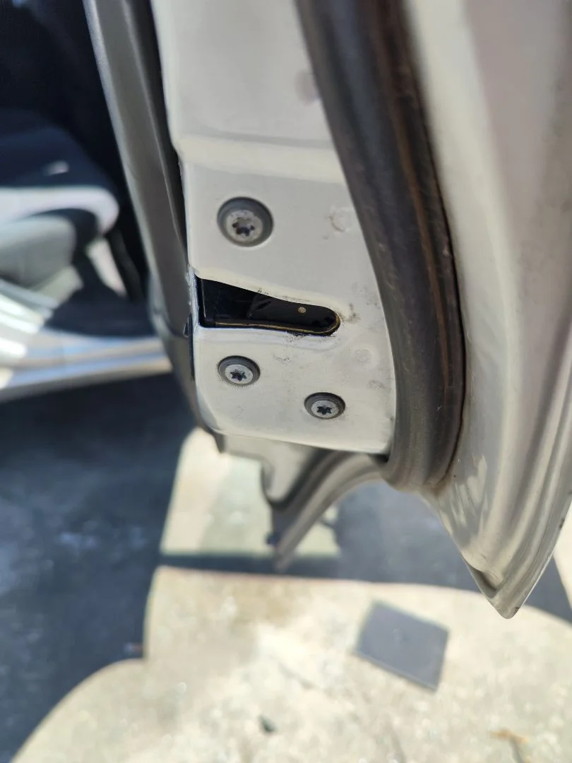 Foto de CERRADURA PUERTA TRASERA DERECHA TOYOTA COROLLA (E11) 2.0 Turbodiesel CAT (90 CV / 66 KW) referencia 6930612240