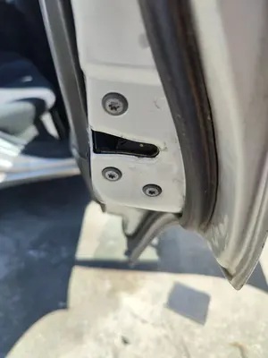 Foto de CERRADURA PUERTA TRASERA DERECHA TOYOTA COROLLA (E11) 2.0 Turbodiesel CAT (90 CV / 66 KW) referencia 6930612240
