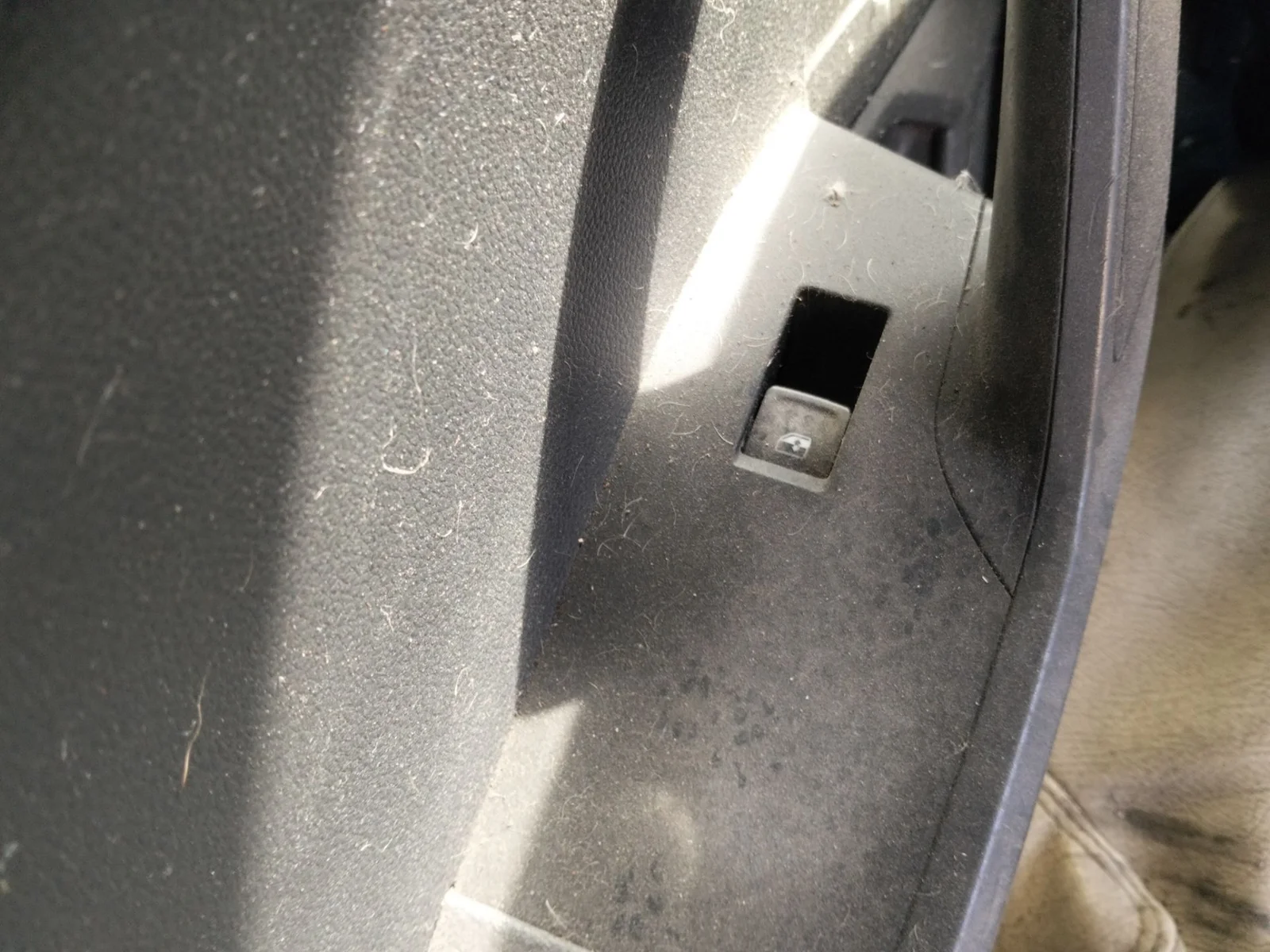 Foto de MANDO ELEVALUNAS TRASERO IZQUIERDO SEAT ARONA (KJ) 1.6 TDI (116 CV / 85 KW)