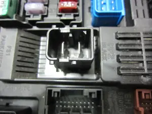 Foto de CAJA RELES / FUSIBLES OPEL CROSSLAND X 1.2 (110 CV / 81 KW) referencia 9832880280 foto 4